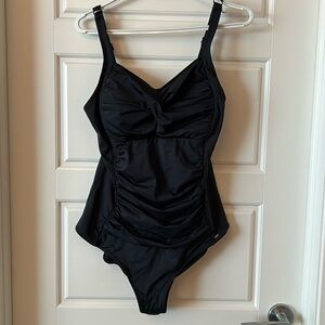 Change women’s modest bathing suit